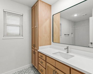 201 San Saba Street - Photo Thumbnail 16