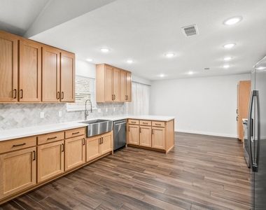 201 San Saba Street - Photo Thumbnail 7