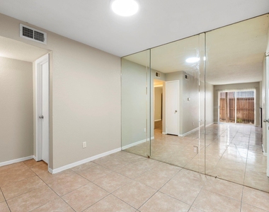 9350 Country Creek Drive - Photo Thumbnail 11