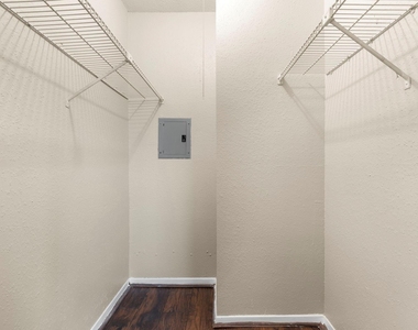 9350 Country Creek Drive - Photo Thumbnail 21