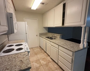 629 W Ridge Drive - Photo Thumbnail 2