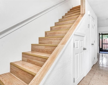 3913 Oak Limb Court - Photo Thumbnail 4