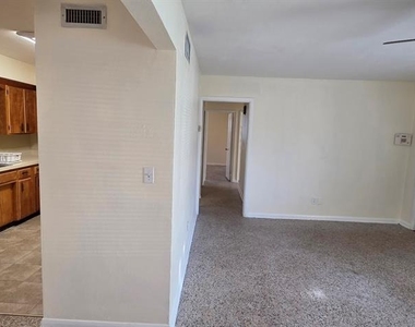 10209 N Valle Drive - Photo Thumbnail 4