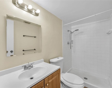 801 Russell Lane - Photo Thumbnail 8