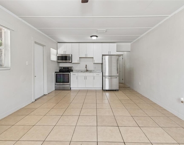 9801 N 11th Street - Photo Thumbnail 4
