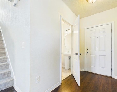 14517 Dunrobin Drive - Photo Thumbnail 4