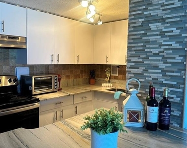 880 Mandalay Avenue - Photo Thumbnail 20