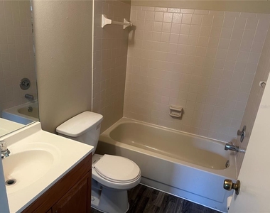 7266 Pond Circle - Photo Thumbnail 10