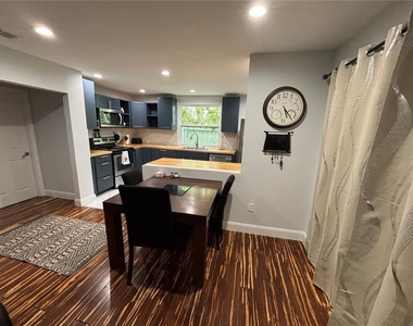 1319 S Michigan Avenue - Photo Thumbnail 9