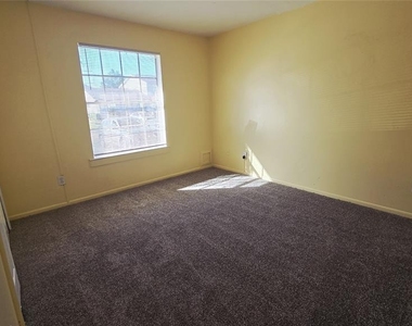 1715 Bentley Boulevard - Photo Thumbnail 10