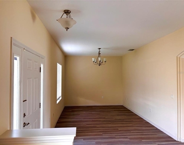 3007 Ne 24th Place - Photo Thumbnail 5