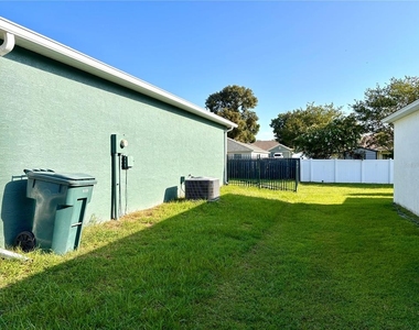 3007 Ne 24th Place - Photo Thumbnail 3