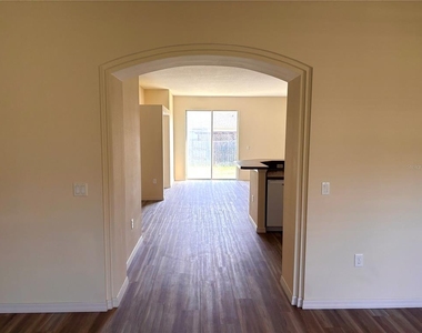 3007 Ne 24th Place - Photo Thumbnail 7