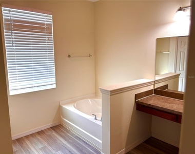 3007 Ne 24th Place - Photo Thumbnail 15