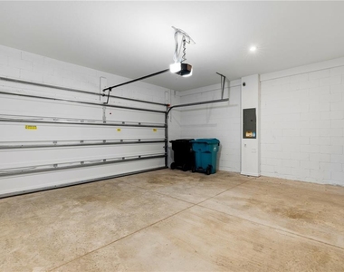 9844 Walkway Drive - Photo Thumbnail 5