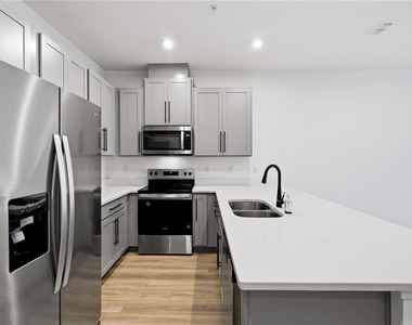 9844 Walkway Drive - Photo Thumbnail 4