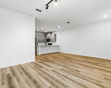 9844 Walkway Drive - Photo Thumbnail 2