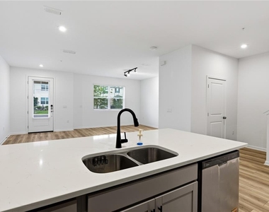 9844 Walkway Drive - Photo Thumbnail 7