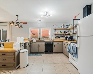 447 Hunter Circle - Photo Thumbnail 19