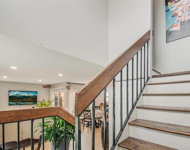 447 Hunter Circle - Photo Thumbnail 4