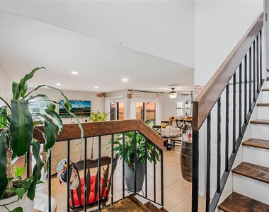 447 Hunter Circle - Photo Thumbnail 5