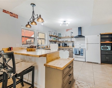 447 Hunter Circle - Photo Thumbnail 10