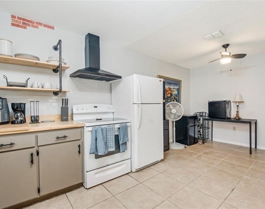 447 Hunter Circle - Photo Thumbnail 13