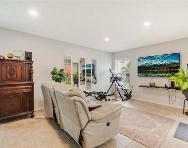 447 Hunter Circle - Photo Thumbnail 6
