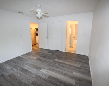 906 Sumter Street - Photo Thumbnail 12