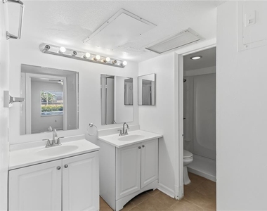 2569 N Alafaya Trail - Photo Thumbnail 16