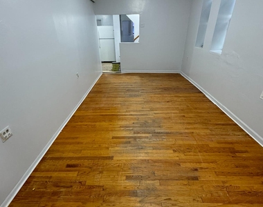 West 181st St / Grand Ave - Photo Thumbnail 3
