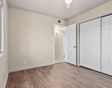 513 Gilmore Way - Photo Thumbnail 14