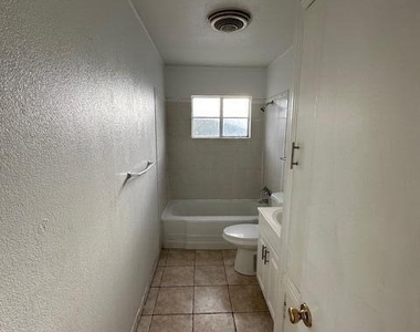 7405 Edgemere Boulevard - Photo Thumbnail 10