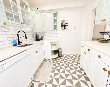 70 Strawberry Hill Avenue - Photo Thumbnail 4
