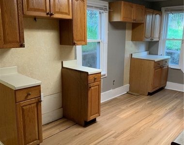 160 Hazelwood Ave - Photo Thumbnail 9