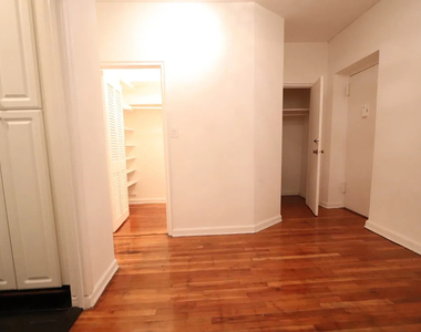 62nd Street/ - Photo Thumbnail 4