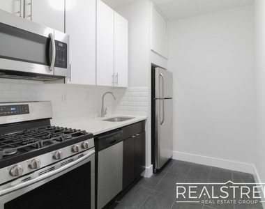 90-02 Queens Blvd - Photo Thumbnail 2