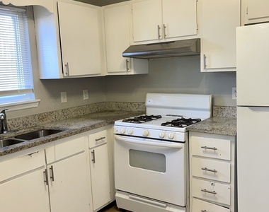 945 Silverwood Drive - Photo Thumbnail 3