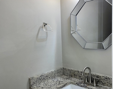 945 Silverwood Drive - Photo Thumbnail 4
