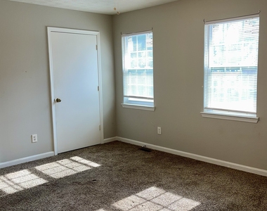 945 Silverwood Drive - Photo Thumbnail 5