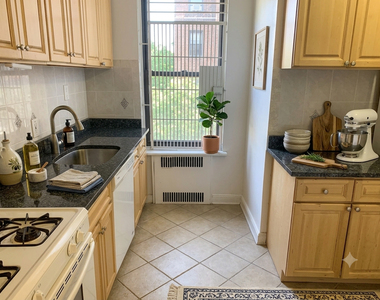 98-120 Queens Boulevard - Photo Thumbnail 2