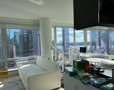 555 10th Avenue - Photo Thumbnail 3