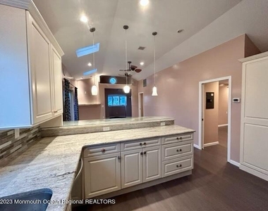 403 Cedar Avenue - Photo Thumbnail 5