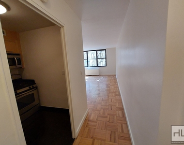 East 49 Street - Photo Thumbnail 2