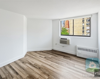 2 Avenue - Photo Thumbnail 2