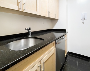 East 55 Street - Photo Thumbnail 4