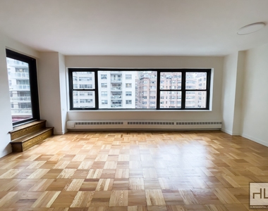 East 55 Street - Photo Thumbnail 3