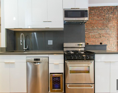 E 100th St - Photo Thumbnail 1