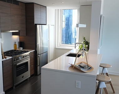 West 38th Street - Photo Thumbnail 4