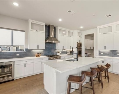 711 Lexington Lane - Photo Thumbnail 6